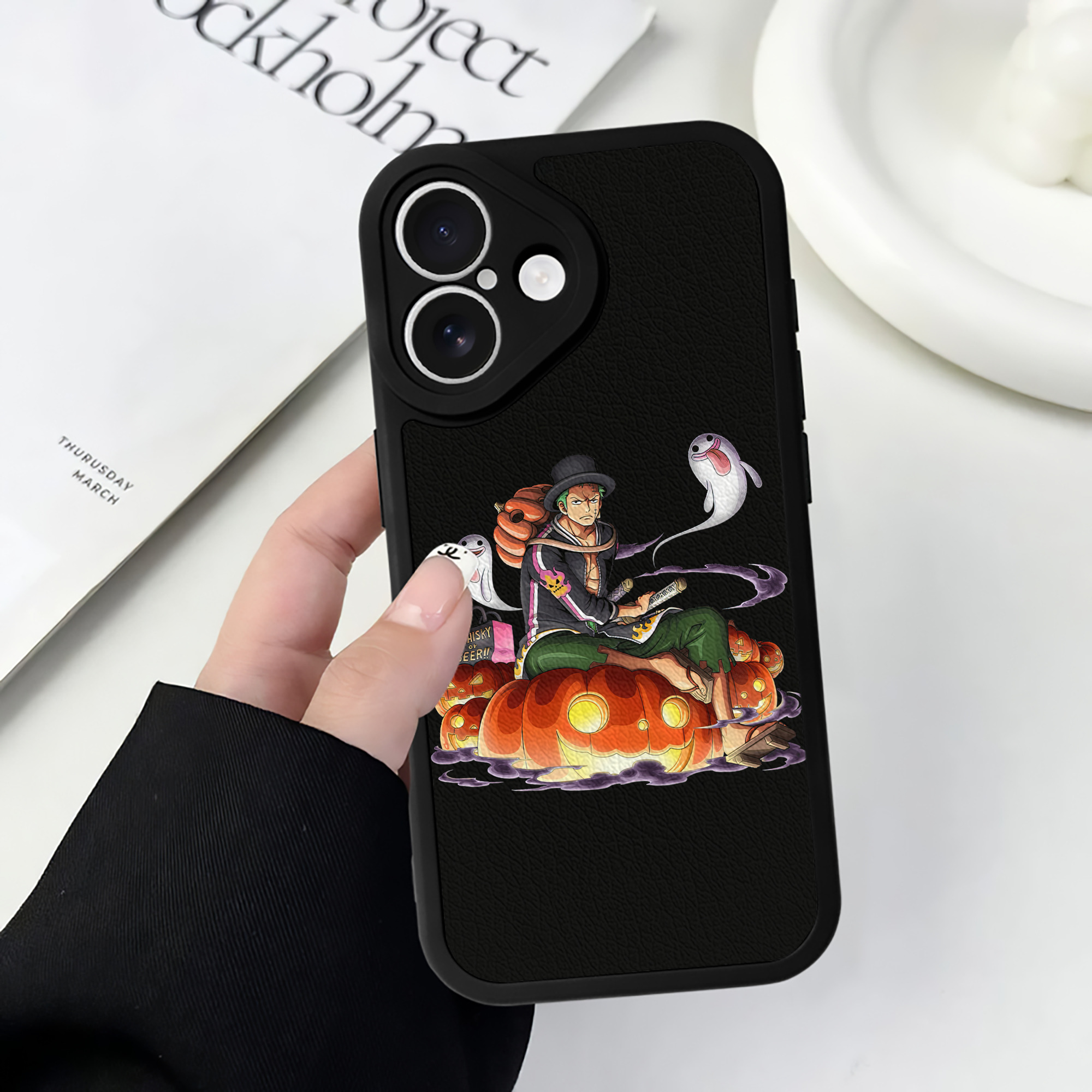 （画像用） ワンピース ロロノア・ゾロ ONE PIECE Roronoa Zoro 【iPhone 16シリーズ対応】シリコンスマホケース（レザー調） 材質：シリコン